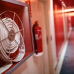 Diez pasos esenciales para la seguridad contra incendios en la oficina fire-extinguisher-and-hose-reel-in-hotel-corridor-2023-11-27-05-09-36-utc-scaled.jpg