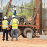 Conduzca pilotes de manera eficiente con la hinca de pilotes pile-driving-at-construction-site.png