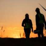 Una mirada retrospectiva a EHS en 2023: lecciones y tendencias clave en salud y seguridad silhouette-of-engineer-in-charge-of-wind-energy-ag-2023-12-20-17-49-00-utc-scaled.jpg